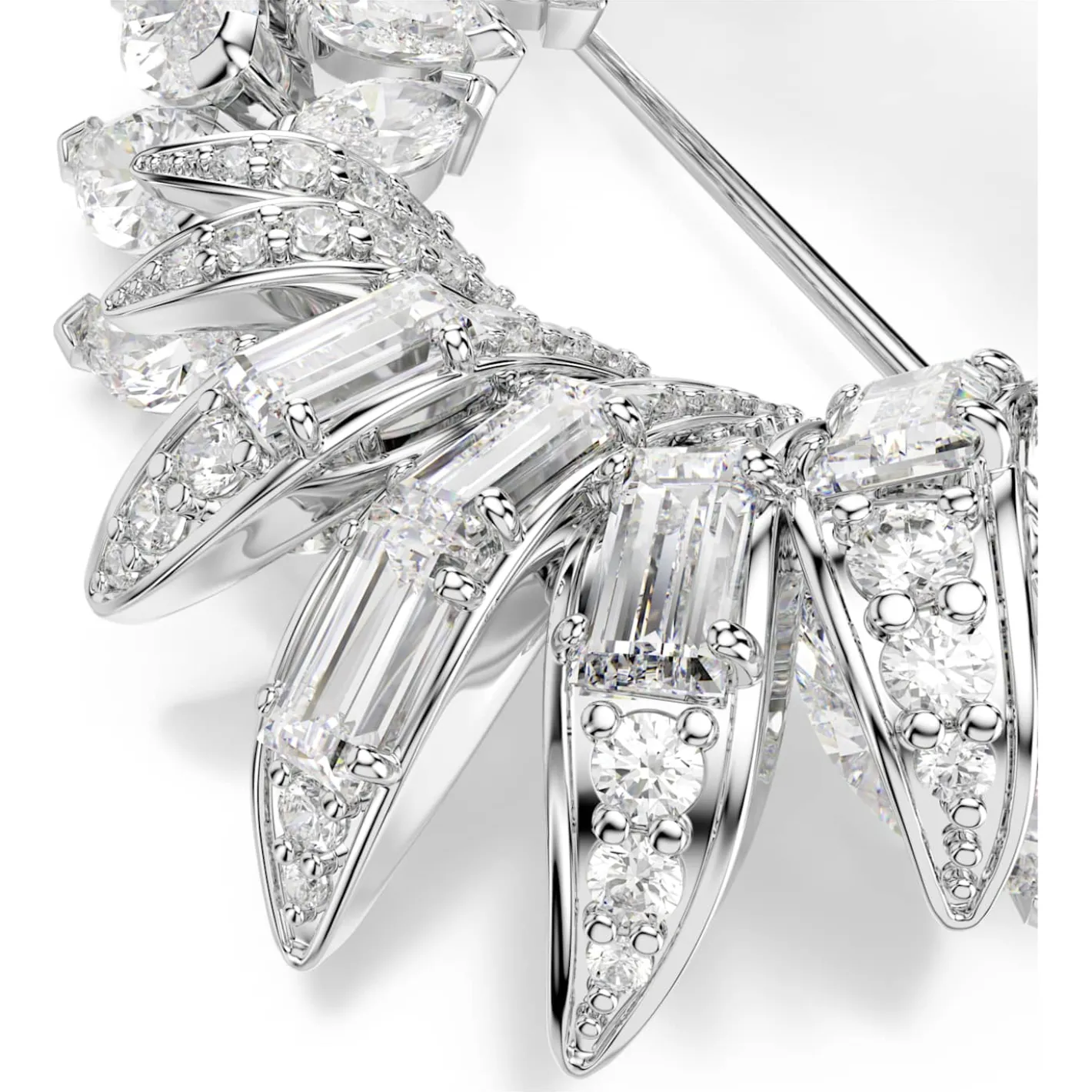 Mesmera brooch