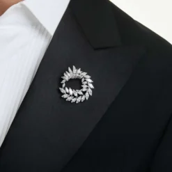 Mesmera brooch