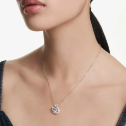 Swan pendant